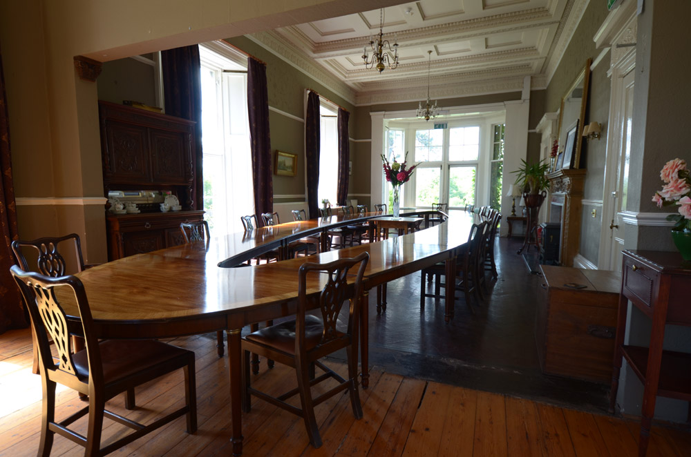 Full Capacity Dining Table