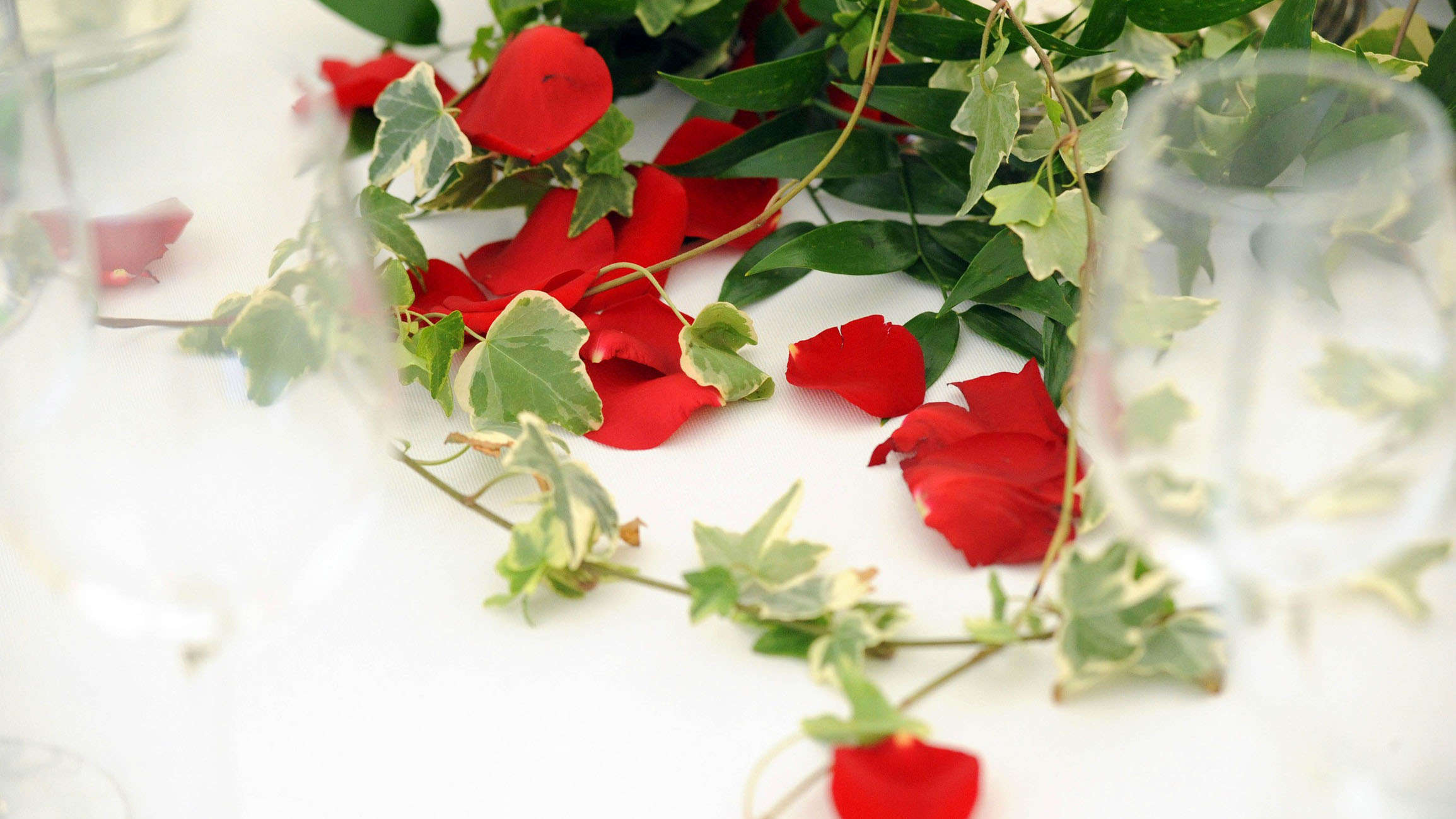 wedding-table-roses